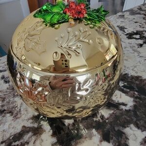 Elegant Gold Ornament with Holly Design